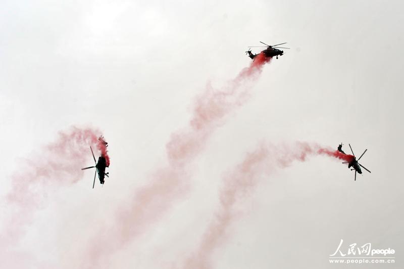 Пилотажная группа сухопутных войск Китая впервые появилась на выставке вертолетов (24)