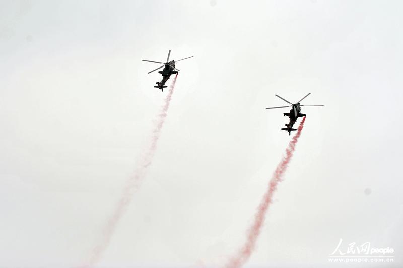 Пилотажная группа сухопутных войск Китая впервые появилась на выставке вертолетов (9)
