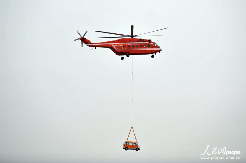 Пилотажная группа сухопутных войск Китая впервые появилась на выставке вертолетов (7)