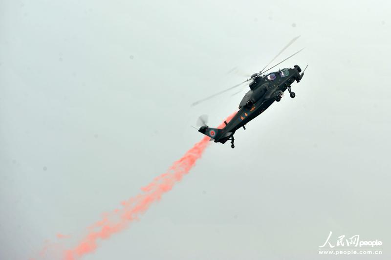 Пилотажная группа сухопутных войск Китая впервые появилась на выставке вертолетов (11)