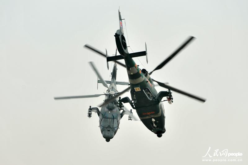 Пилотажная группа сухопутных войск Китая впервые появилась на выставке вертолетов (13)