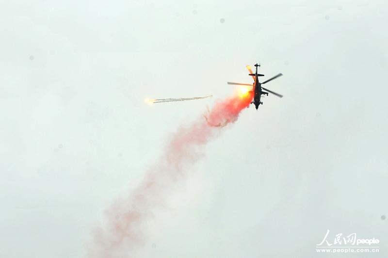 Пилотажная группа сухопутных войск Китая впервые появилась на выставке вертолетов (17)