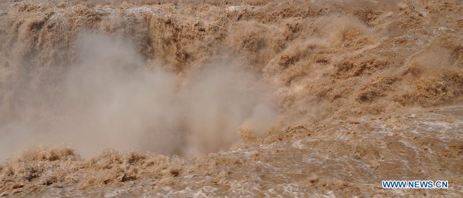 Прекрасный водопад Хукоу (3)