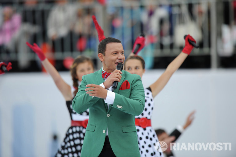 Выступление артистов во время торжественной церемонии открытия Дня города на Красной площади