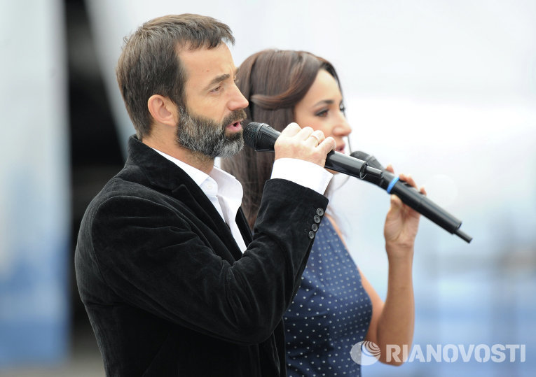 Актер Дмитрий Певцов и певица Зара во время выступления на торжественной церемонии открытия Дня города на Красной площади