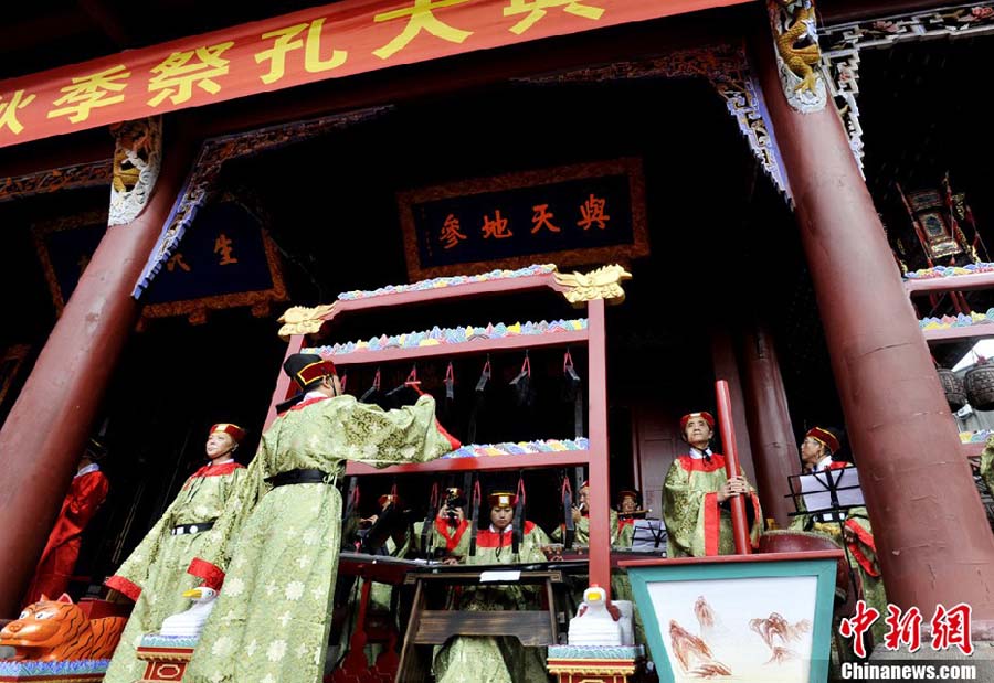 В храме Дуцзянъянь провинции Сычуань прошла церемония поклонения Конфуцию (5)