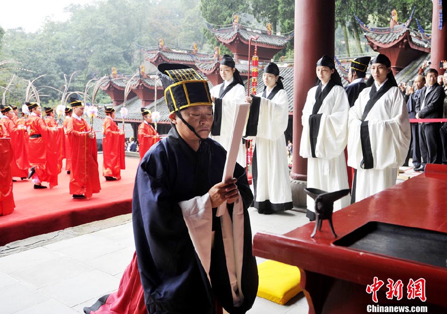 В храме Дуцзянъянь провинции Сычуань прошла церемония поклонения Конфуцию (2)