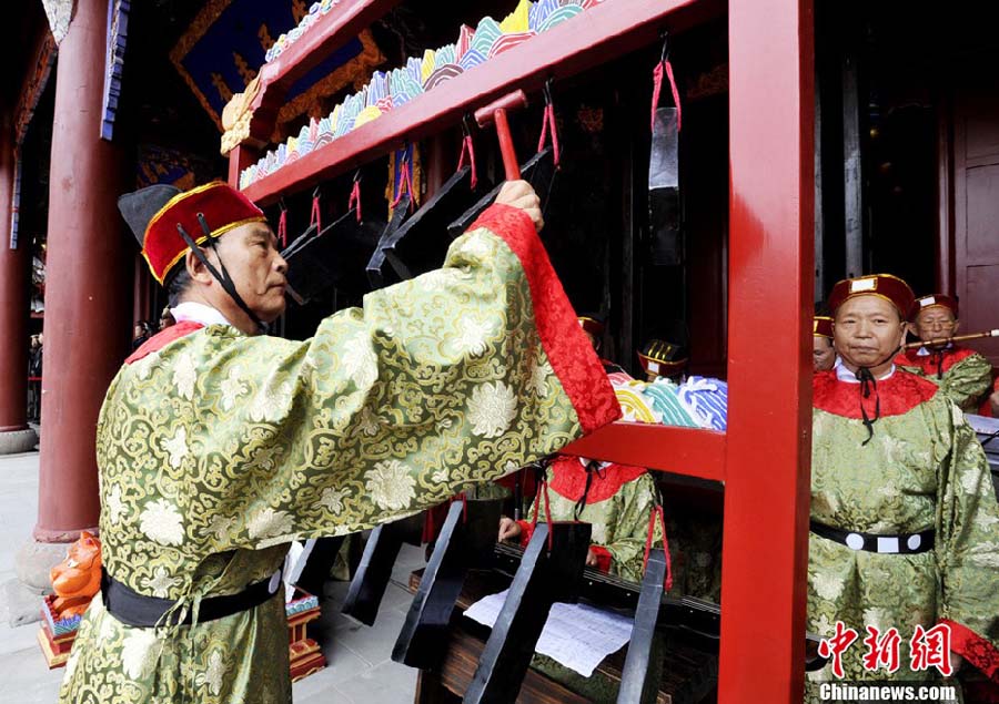В храме Дуцзянъянь провинции Сычуань прошла церемония поклонения Конфуцию