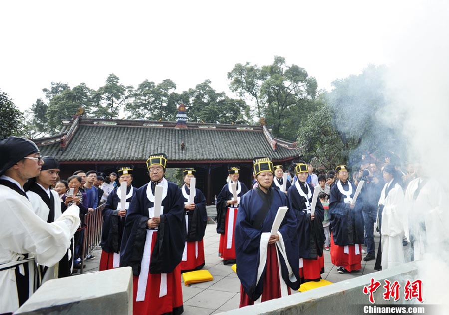 В храме Дуцзянъянь провинции Сычуань прошла церемония поклонения Конфуцию (3)