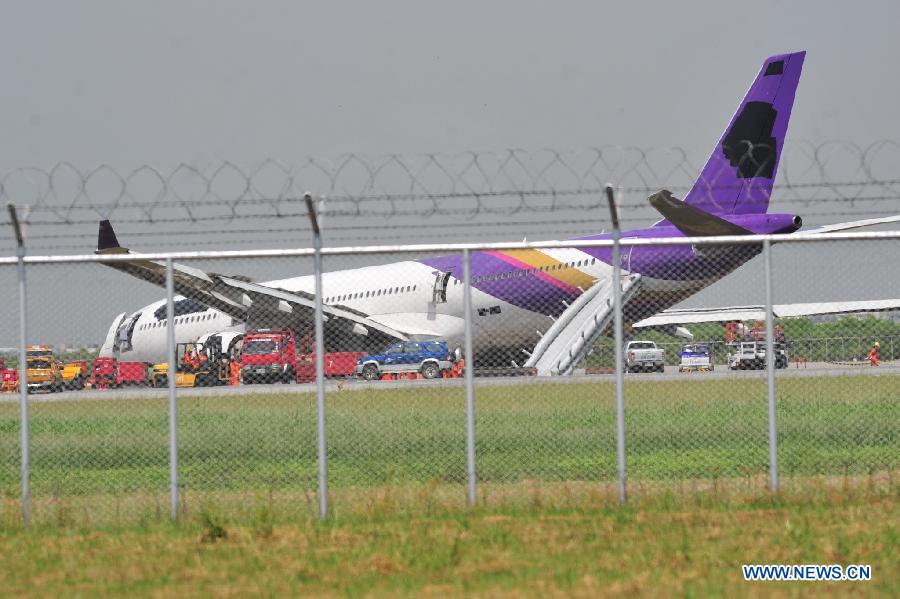 В аэропорту города Бангкока с посадочной полосы сошел самолет таиландской авиакомпании, пострадало 12 человек (3)