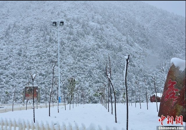 В Ганьцзы-Тибетском автономном округе провинции Сычуань выпал снег (5)