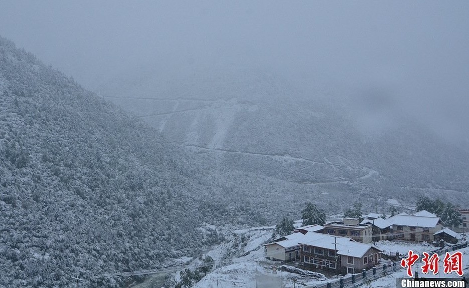 В Ганьцзы-Тибетском автономном округе провинции Сычуань выпал снег