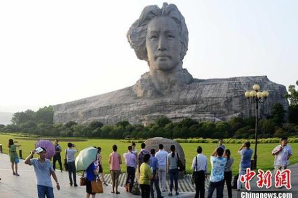 9 сентября туристы с почтением смотрят на скульптуру Мао Цзэдуна в районе Цзюйцзычжоу города Чанша.