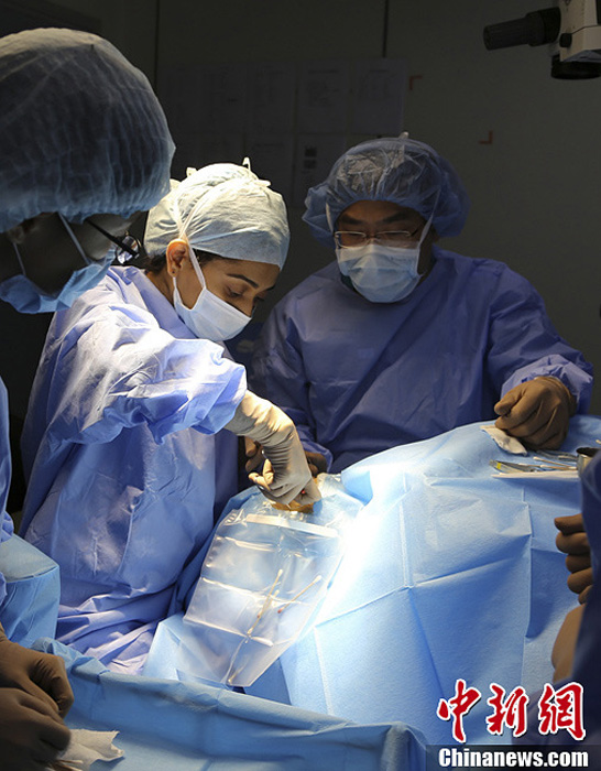 На фото: Главный хирург Файруз проводит операцию для Биньбиня.