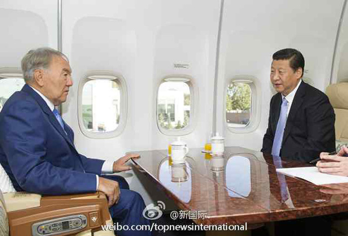 Президент Казахстана и председатель КНР с аппетитом позавтракали вместе на специальном самолёте