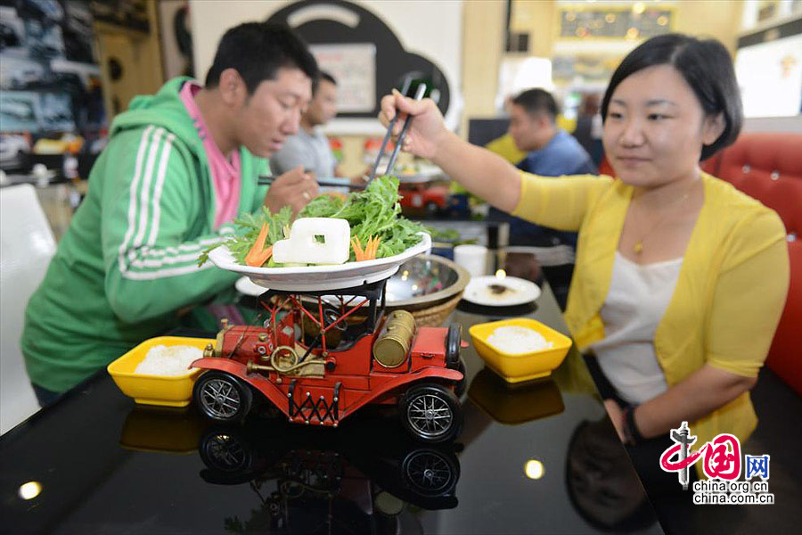 Гости обедают в тематическом автомобильном ресторане