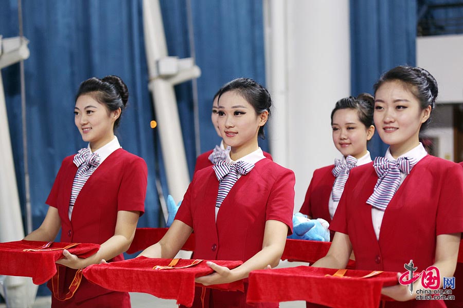 Китайские национальные игры: очаровательные девушки, выносящие медали для награждения (7)
