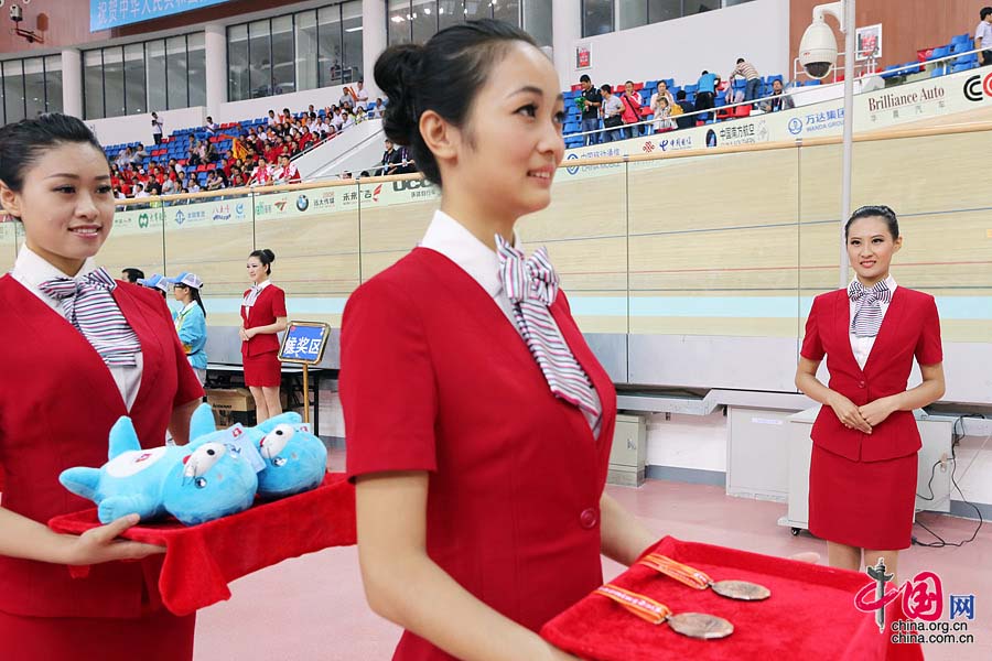 Китайские национальные игры: очаровательные девушки, выносящие медали для награждения (8)