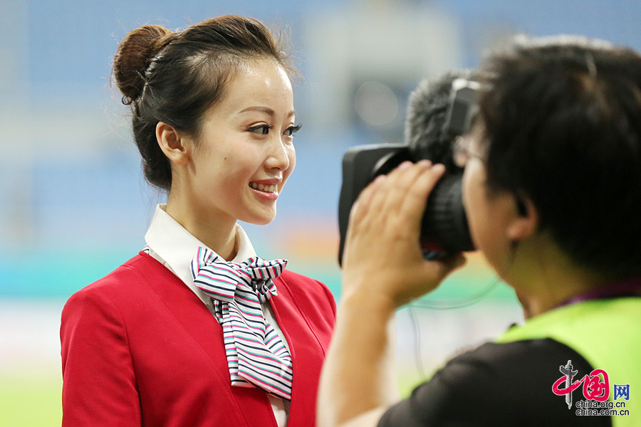 Китайские национальные игры: очаровательные девушки, выносящие медали для награждения (12)