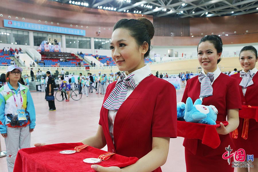 Китайские национальные игры: очаровательные девушки, выносящие медали для награждения (10)