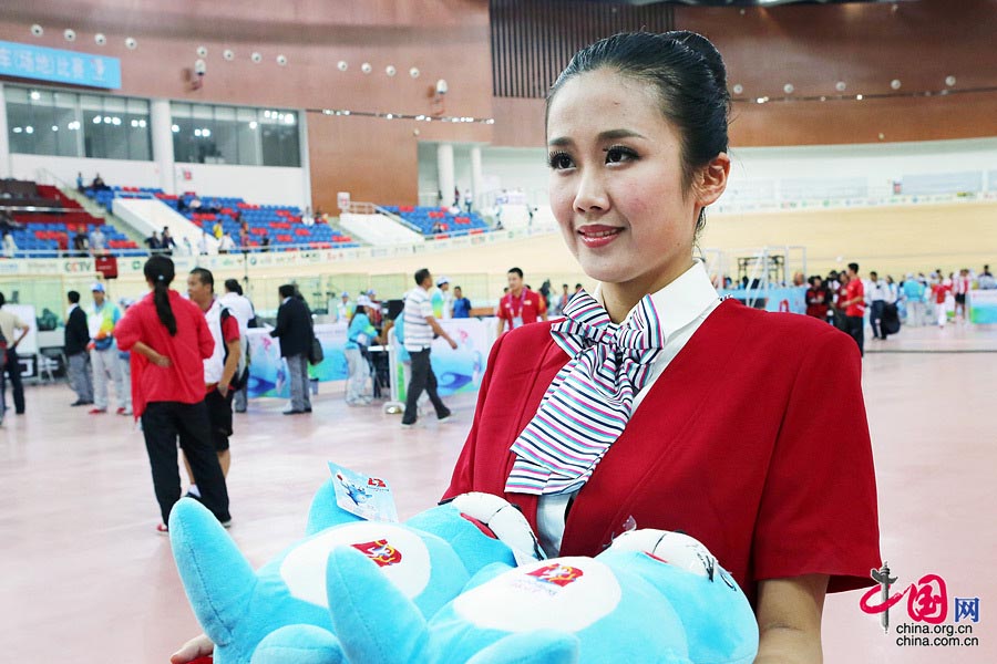 Китайские национальные игры: очаровательные девушки, выносящие медали для награждения (9)
