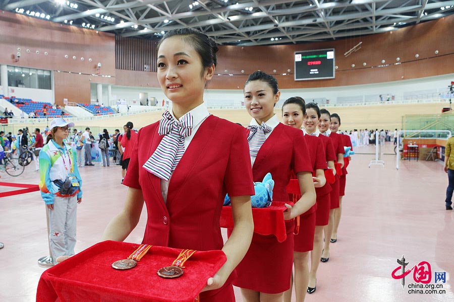 Китайские национальные игры: очаровательные девушки, выносящие медали для награждения (11)