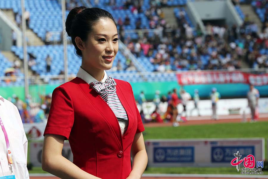 Китайские национальные игры: очаровательные девушки, выносящие медали для награждения (5)