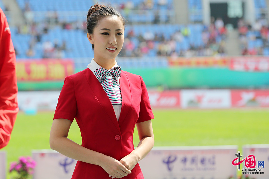 Китайские национальные игры: очаровательные девушки, выносящие медали для награждения (4)