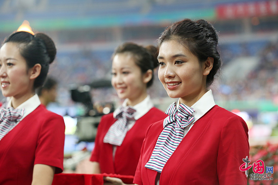 Китайские национальные игры: очаровательные девушки, выносящие медали для награждения (3)