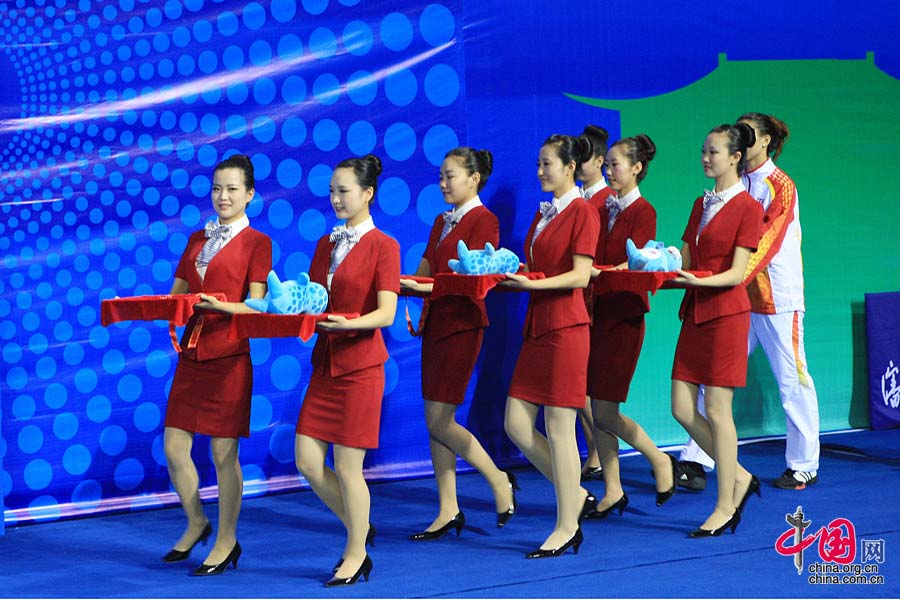 Китайские национальные игры: очаровательные девушки, выносящие медали для награждения