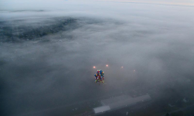 Американец отправился пересекать Атлантику на связке воздушных шаров (6)