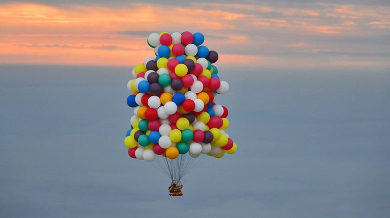 Американец отправился пересекать Атлантику на связке воздушных шаров (10)