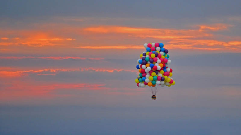Американец отправился пересекать Атлантику на связке воздушных шаров (8)