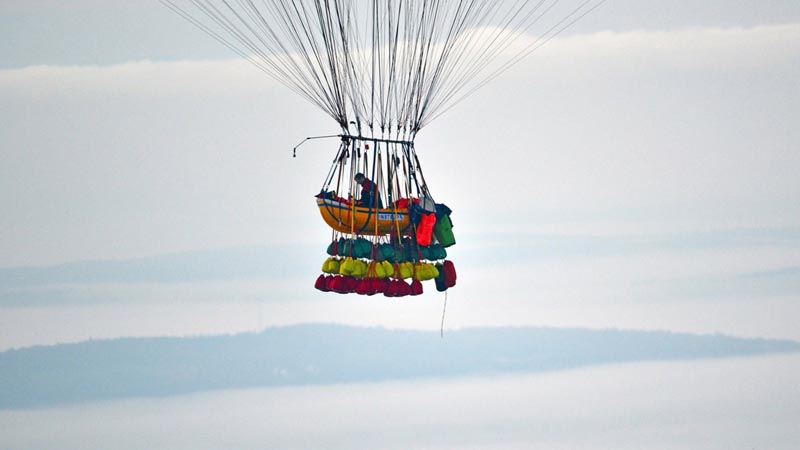 Американец отправился пересекать Атлантику на связке воздушных шаров (9)