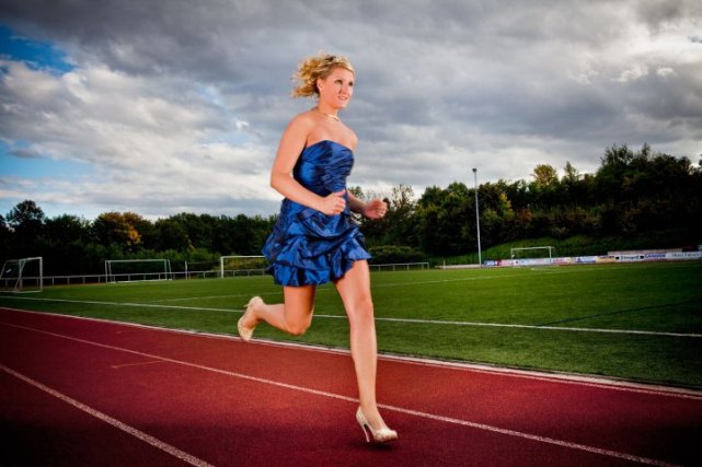 Джулия Плечер (Julia Plecher) из Германии пробежала на высоких каблуках 100 метров за 14,531 секунду.