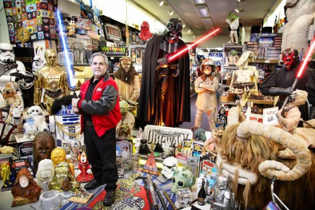 Стив Сансвит (Steve Sansweet) из Калифорнии, США является обладателем 300 000 уникальных предметов, связанных с известной фантастической сагой "Звездные войны". 