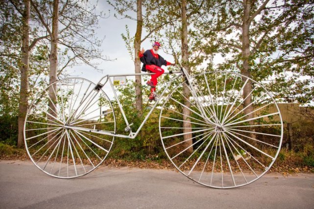 Диаметр колес велосипеда достигает 3,2 метров. Он был создан велосипедистом из Германии Диди Зенфтом (Didi Senft).