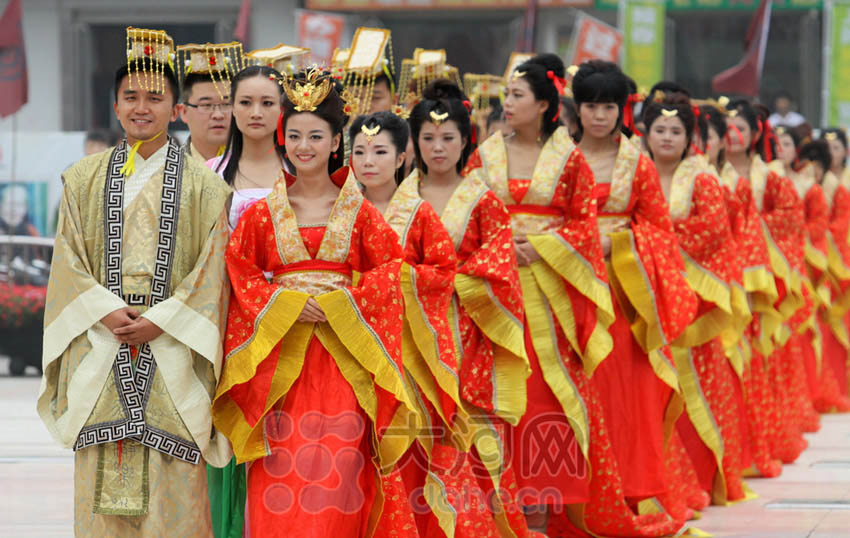 Первая коллективная свадьба в стиле династии Хань прошла в городе Чжэнчжоу