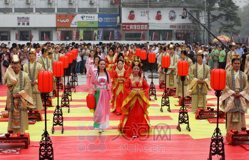 Первая коллективная свадьба в стиле династии Хань прошла в городе Чжэнчжоу (2)