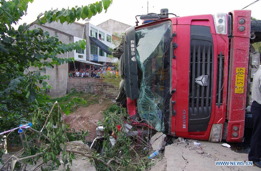 16 человек погибли в результате аварии пассажирского автобуса в юго-западной части Китая (3)