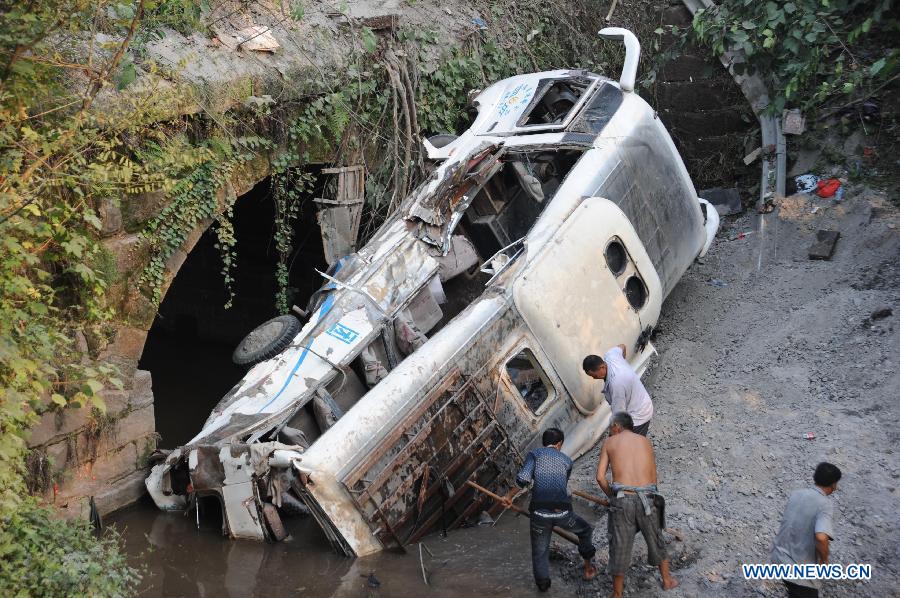 16 человек погибли в результате аварии пассажирского автобуса в юго-западной части Китая (2)