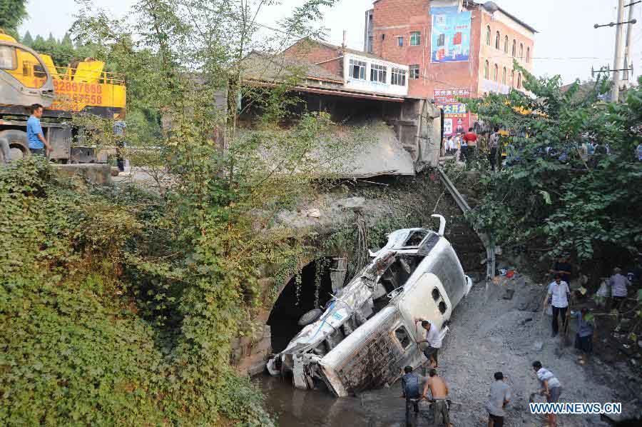16 человек погибли в результате аварии пассажирского автобуса в юго-западной части Китая