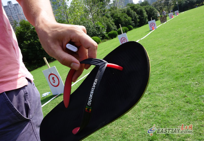 Иностранцы в Шанхае устроили конкурс по подкидыванию тапочек (2)