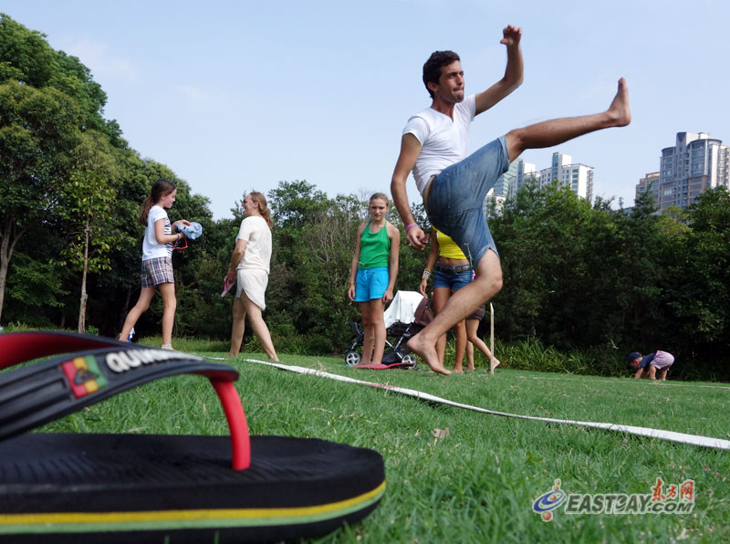 Иностранцы в Шанхае устроили конкурс по подкидыванию тапочек