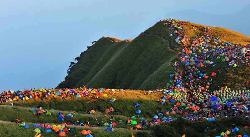 50 тысяч человек разбили палаточный лагерь в горах Угуншань (8)