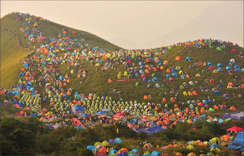 50 тысяч человек разбили палаточный лагерь в горах Угуншань (7)