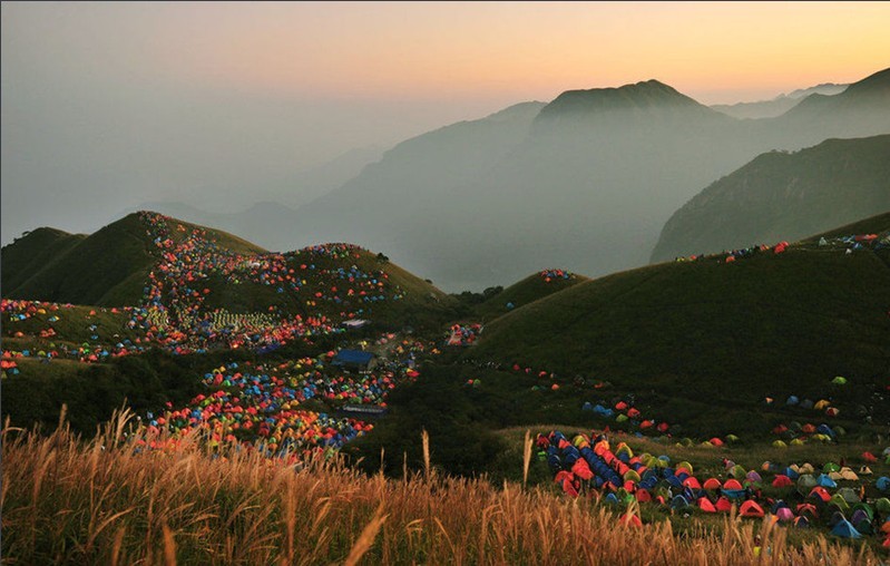 50 тысяч человек разбили палаточный лагерь в горах Угуншань (5)