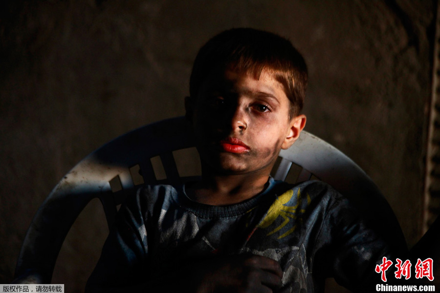 Десятилетний оружейник на заводе Сирии (6)