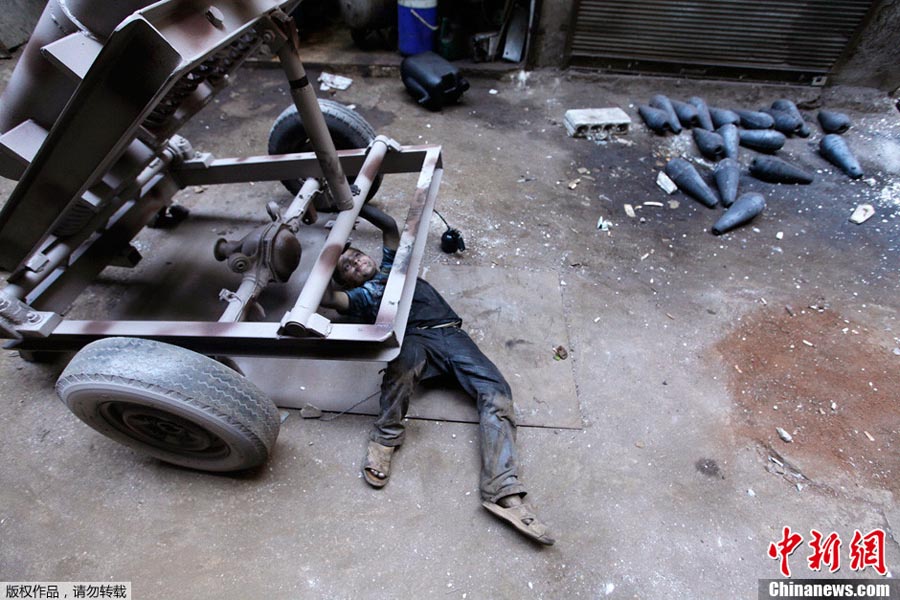 Десятилетний оружейник на заводе Сирии (2)