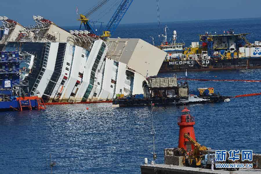 Итальянский лайнер Costa Concordia был развернут и поставлен в вертикальное положение (2)